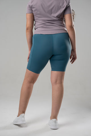 Janette is 5'6, Waist 34", Wearing XL